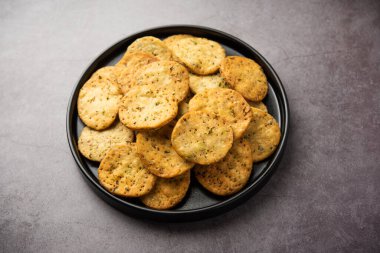 Palak veya Methi Mathri - Tuzlu FenuGreek veya ıspanak yapraklı krakerler Hindistan 'da popülerdir.