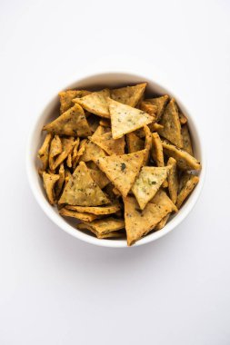 Hint Namkeen Palak veya Methi Mathri Triangle şekli veya Tikona - Tuzlu Fenugreek veya ıspanak yaprağı karışımı krakerler