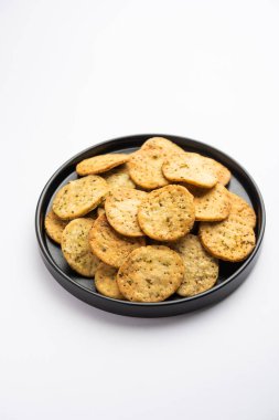 Palak veya Methi Mathri - Tuzlu FenuGreek veya ıspanak yapraklı krakerler Hindistan 'da popülerdir.