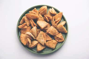 Katmanlı ya da şeritli Mathri ya da mathiya Kuzey Hindistan 'da insanların çay ile sevdiği popüler bir aperatif tarifidir.