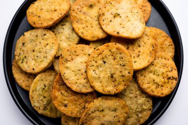 Palak veya Methi Mathri - Tuzlu FenuGreek veya ıspanak yapraklı krakerler Hindistan 'da popülerdir.