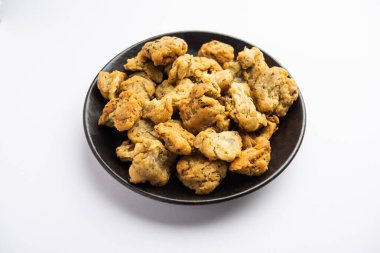 Palak veya Methi Mathri - Tuzlu FenuGreek veya ıspanak yapraklı krakerler Hindistan 'da popülerdir.