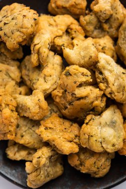 Palak veya Methi Mathri - Tuzlu FenuGreek veya ıspanak yapraklı krakerler Hindistan 'da popülerdir.