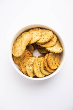 Palak veya Methi Mathri - Tuzlu FenuGreek veya ıspanak yapraklı krakerler Hindistan 'da popülerdir.