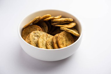 Palak veya Methi Mathri - Tuzlu FenuGreek veya ıspanak yapraklı krakerler Hindistan 'da popülerdir.