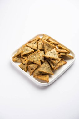 Hint Namkeen Palak veya Methi Mathri Triangle şekli veya Tikona - Tuzlu Fenugreek veya ıspanak yaprağı karışımı krakerler