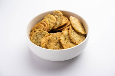 Palak veya Methi Mathri - Tuzlu FenuGreek veya ıspanak yapraklı krakerler Hindistan 'da popülerdir.