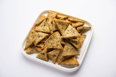 Hint Namkeen Palak veya Methi Mathri Triangle şekli veya Tikona - Tuzlu Fenugreek veya ıspanak yaprağı karışımı krakerler