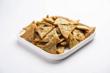Hint Namkeen Palak veya Methi Mathri Triangle şekli veya Tikona - Tuzlu Fenugreek veya ıspanak yaprağı karışımı krakerler