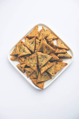 Hint Namkeen Palak veya Methi Mathri Triangle şekli veya Tikona - Tuzlu Fenugreek veya ıspanak yaprağı karışımı krakerler