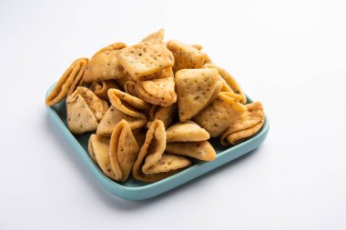 Katmanlı ya da şeritli Mathri ya da mathiya Kuzey Hindistan 'da insanların çay ile sevdiği popüler bir aperatif tarifidir.