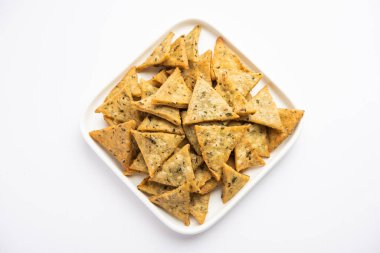 Hint Namkeen Palak veya Methi Mathri Triangle şekli veya Tikona - Tuzlu Fenugreek veya ıspanak yaprağı karışımı krakerler