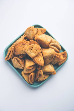 Katmanlı ya da şeritli Mathri ya da mathiya Kuzey Hindistan 'da insanların çay ile sevdiği popüler bir aperatif tarifidir.