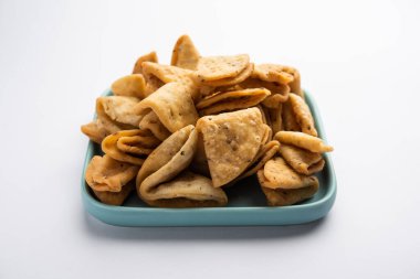 Katmanlı ya da şeritli Mathri ya da mathiya Kuzey Hindistan 'da insanların çay ile sevdiği popüler bir aperatif tarifidir.