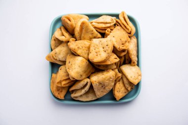 Katmanlı ya da şeritli Mathri ya da mathiya Kuzey Hindistan 'da insanların çay ile sevdiği popüler bir aperatif tarifidir.