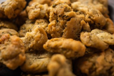 Palak veya Methi Mathri - Tuzlu FenuGreek veya ıspanak yapraklı krakerler Hindistan 'da popülerdir.