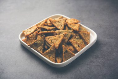 Hint Namkeen Palak veya Methi Mathri Triangle şekli veya Tikona - Tuzlu Fenugreek veya ıspanak yaprağı karışımı krakerler