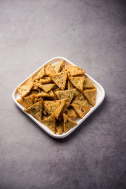 Hint Namkeen Palak veya Methi Mathri Triangle şekli veya Tikona - Tuzlu Fenugreek veya ıspanak yaprağı karışımı krakerler