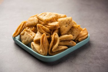 Katmanlı ya da şeritli Mathri ya da mathiya Kuzey Hindistan 'da insanların çay ile sevdiği popüler bir aperatif tarifidir.