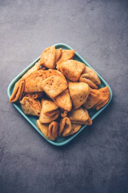 Katmanlı ya da şeritli Mathri ya da mathiya Kuzey Hindistan 'da insanların çay ile sevdiği popüler bir aperatif tarifidir.