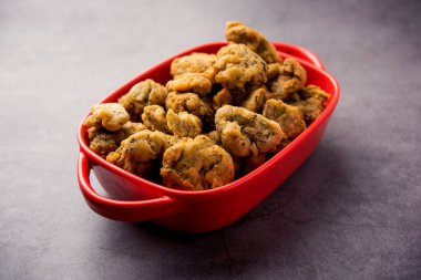 Palak veya Methi Mathri - Tuzlu FenuGreek veya ıspanak yapraklı krakerler Hindistan 'da popülerdir.