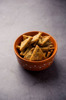 Hint Namkeen Palak veya Methi Mathri Triangle şekli veya Tikona - Tuzlu Fenugreek veya ıspanak yaprağı karışımı krakerler