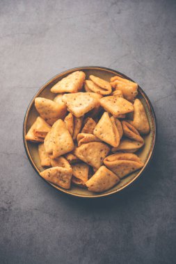 Katmanlı ya da şeritli Mathri ya da mathiya Kuzey Hindistan 'da insanların çay ile sevdiği popüler bir aperatif tarifidir.