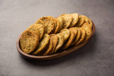 Palak veya Methi Mathri - Tuzlu FenuGreek veya ıspanak yapraklı krakerler Hindistan 'da popülerdir.