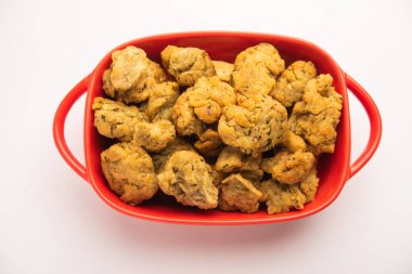 Palak veya Methi Mathri - Tuzlu FenuGreek veya ıspanak yapraklı krakerler Hindistan 'da popülerdir.