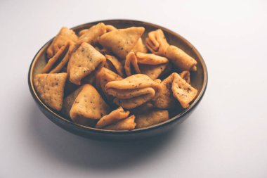 Katmanlı ya da şeritli Mathri ya da mathiya Kuzey Hindistan 'da insanların çay ile sevdiği popüler bir aperatif tarifidir.