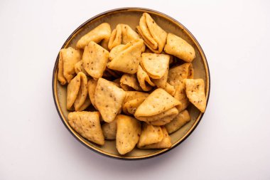 Katmanlı ya da şeritli Mathri ya da mathiya Kuzey Hindistan 'da insanların çay ile sevdiği popüler bir aperatif tarifidir.