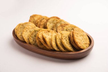 Palak veya Methi Mathri - Tuzlu FenuGreek veya ıspanak yapraklı krakerler Hindistan 'da popülerdir.