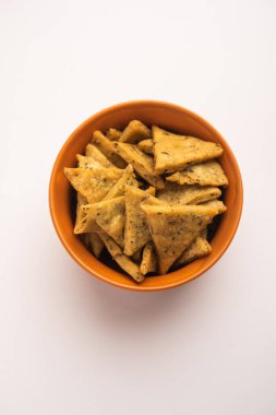 Hint Namkeen Palak veya Methi Mathri Triangle şekli veya Tikona - Tuzlu Fenugreek veya ıspanak yaprağı karışımı krakerler