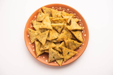 Hint Namkeen Palak veya Methi Mathri Triangle şekli veya Tikona - Tuzlu Fenugreek veya ıspanak yaprağı karışımı krakerler