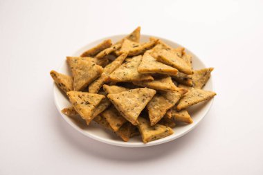 Hint Namkeen Palak veya Methi Mathri Triangle şekli veya Tikona - Tuzlu Fenugreek veya ıspanak yaprağı karışımı krakerler