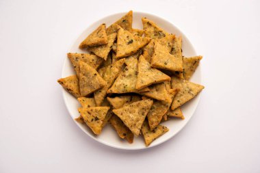 Hint Namkeen Palak veya Methi Mathri Triangle şekli veya Tikona - Tuzlu Fenugreek veya ıspanak yaprağı karışımı krakerler