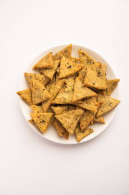 Hint Namkeen Palak veya Methi Mathri Triangle şekli veya Tikona - Tuzlu Fenugreek veya ıspanak yaprağı karışımı krakerler