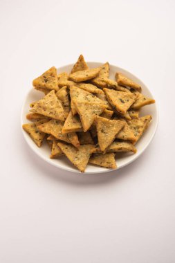 Hint Namkeen Palak veya Methi Mathri Triangle şekli veya Tikona - Tuzlu Fenugreek veya ıspanak yaprağı karışımı krakerler
