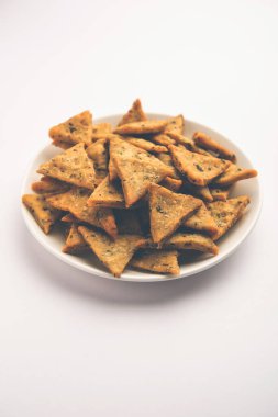 Hint Namkeen Palak veya Methi Mathri Triangle şekli veya Tikona - Tuzlu Fenugreek veya ıspanak yaprağı karışımı krakerler