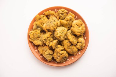 Palak veya Methi Mathri - Tuzlu FenuGreek veya ıspanak yapraklı krakerler Hindistan 'da popülerdir.