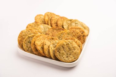 Palak veya Methi Mathri - Tuzlu FenuGreek veya ıspanak yapraklı krakerler Hindistan 'da popülerdir.