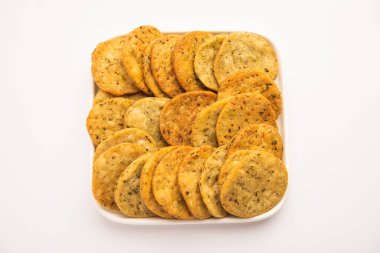 Palak veya Methi Mathri - Tuzlu FenuGreek veya ıspanak yapraklı krakerler Hindistan 'da popülerdir.