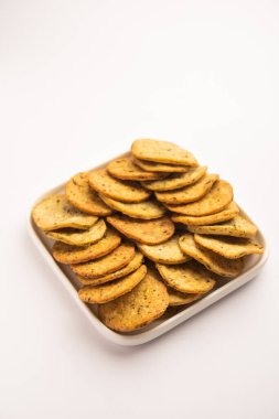 Palak veya Methi Mathri - Tuzlu FenuGreek veya ıspanak yapraklı krakerler Hindistan 'da popülerdir.