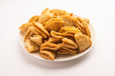 Katmanlı ya da şeritli Mathri ya da mathiya Kuzey Hindistan 'da insanların çay ile sevdiği popüler bir aperatif tarifidir.