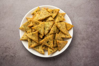 Hint Namkeen Palak veya Methi Mathri Triangle şekli veya Tikona - Tuzlu Fenugreek veya ıspanak yaprağı karışımı krakerler