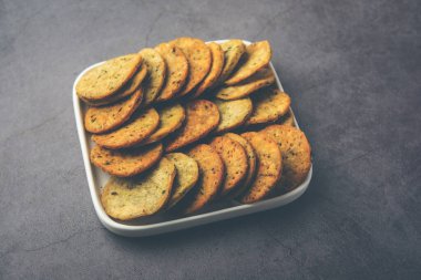 Palak veya Methi Mathri - Tuzlu FenuGreek veya ıspanak yapraklı krakerler Hindistan 'da popülerdir.