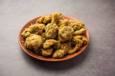 Palak veya Methi Mathri - Tuzlu FenuGreek veya ıspanak yapraklı krakerler Hindistan 'da popülerdir.