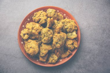 Palak veya Methi Mathri - Tuzlu FenuGreek veya ıspanak yapraklı krakerler Hindistan 'da popülerdir.