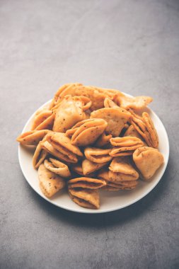 Katmanlı ya da şeritli Mathri ya da mathiya Kuzey Hindistan 'da insanların çay ile sevdiği popüler bir aperatif tarifidir.