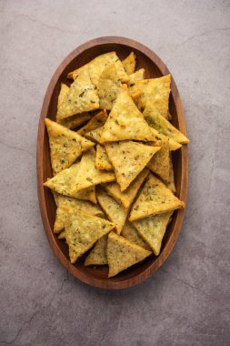 Hint Namkeen Palak veya Methi Mathri Triangle şekli veya Tikona - Tuzlu Fenugreek veya ıspanak yaprağı karışımı krakerler